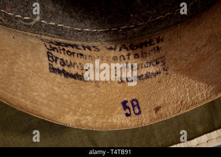 Un casque tropical, une partie de l'uniforme blanc de la marine tropicale depot pièce, faite par Clemens Wagner, Brunswick, historique, historique, les forces navales de la marine, militaire, militaria, branche de service, les directions générales de service, les forces armées, le service armé, objet, objets, alambics, clipping, coupures, cut out, cut-out, cut-outs, 20e siècle, Editorial-Use-seulement Banque D'Images