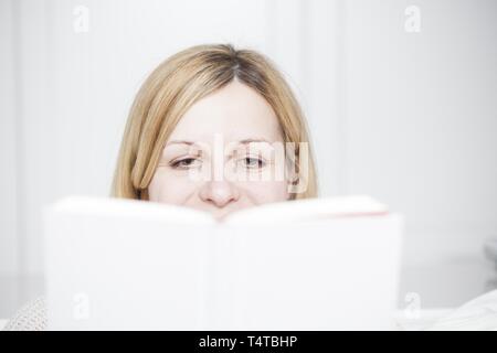 Woman Reading a book Banque D'Images