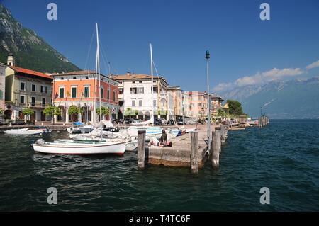 Bateaux dans le port de Moniga del Garda, Lac de Garde, Brescia, Lombardie, Italie Province Europe Banque D'Images