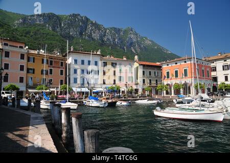 Bateaux dans le port de Moniga del Garda, Lac de Garde, Brescia, Lombardie, Italie Province Europe Banque D'Images