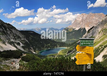 Randonnées à Sebensee, dans l'arrière-plan la Zugspitze, Tyrol, Autriche, Europe Banque D'Images