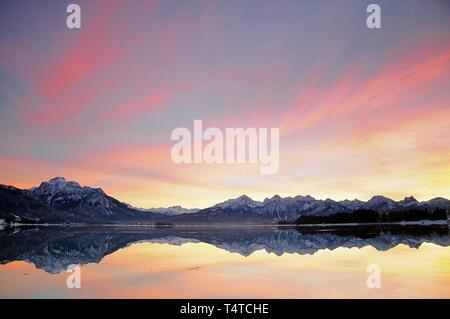 Au coucher du soleil avec vue sur le Forggensee SÃ¤AllgÃ uling à Fussen, u), souabe, Bavière, Allemagne, Europe Banque D'Images