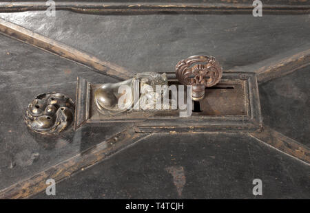 Un trésor de guerre Baroque Allemand, probablement vers 1760, Nuremberg corps rectangulaire de tôle de fer, les coins orné de pilastres surmontées de chapiteaux composites. Plaque de base à épaulement sur socle en bois. Deux poignées rabattables sur les côtés. Couvercle légèrement bombé entouré d'une garniture robuste. Cache serrure avec mécanisme secret et appliquée d'une décharge de lion de bronze, à côté deux rosettes ornement riveté. Élaborer, mécanisme de fermeture poli finement avec 16 verres (un verrou endommagé) et appliqué en forme de fleur rosettes en laiton. Chapelet d'origine intact avec ward, ou Additional-Rights Clearance-Info,--Not-Available Banque D'Images