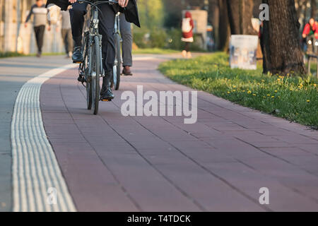 Les cyclistes sur piste cyclable rouge à Hambourg Banque D'Images