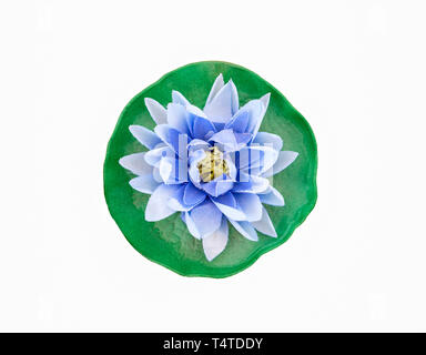 Lotus Bleu fait de papier mûrier,isolé sur fond Banque D'Images