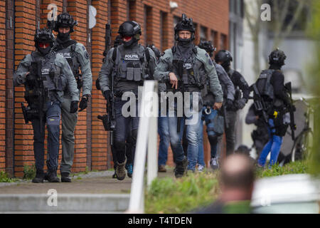 La police armée à Utrecht, Pays-Bas, après qu'un homme armé a ouvert le feu sur un tramway dans la ville hollandaise. Doté d''atmosphère : où : Utrecht, Utrecht, Pays-Bas Quand : 18 Mar 2019 Crédit : BrunoPress/WENN.com **Uniquement disponible pour publication au Royaume-Uni, USA, Allemagne, Autriche, Suisse** Banque D'Images