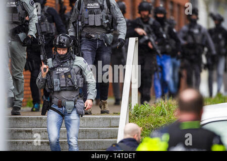 La police armée à Utrecht, Pays-Bas, après qu'un homme armé a ouvert le feu sur un tramway dans la ville hollandaise. Doté d''atmosphère : où : Utrecht, Utrecht, Pays-Bas Quand : 18 Mar 2019 Crédit : BrunoPress/WENN.com **Uniquement disponible pour publication au Royaume-Uni, USA, Allemagne, Autriche, Suisse** Banque D'Images