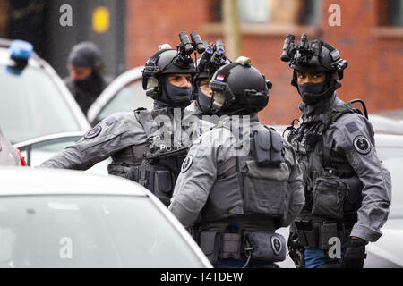 La police armée à Utrecht, Pays-Bas, après qu'un homme armé a ouvert le feu sur un tramway dans la ville hollandaise. Doté d''atmosphère : où : Utrecht, Utrecht, Pays-Bas Quand : 18 Mar 2019 Crédit : BrunoPress/WENN.com **Uniquement disponible pour publication au Royaume-Uni, USA, Allemagne, Autriche, Suisse** Banque D'Images