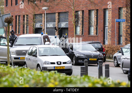 La police armée à Utrecht, Pays-Bas, après qu'un homme armé a ouvert le feu sur un tramway dans la ville hollandaise. Doté d''atmosphère : où : Utrecht, Utrecht, Pays-Bas Quand : 18 Mar 2019 Crédit : BrunoPress/WENN.com **Uniquement disponible pour publication au Royaume-Uni, USA, Allemagne, Autriche, Suisse** Banque D'Images