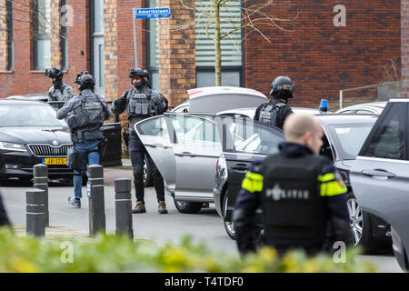 La police armée à Utrecht, Pays-Bas, après qu'un homme armé a ouvert le feu sur un tramway dans la ville hollandaise. Doté d''atmosphère : où : Utrecht, Utrecht, Pays-Bas Quand : 18 Mar 2019 Crédit : BrunoPress/WENN.com **Uniquement disponible pour publication au Royaume-Uni, USA, Allemagne, Autriche, Suisse** Banque D'Images