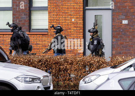 La police armée à Utrecht, Pays-Bas, après qu'un homme armé a ouvert le feu sur un tramway dans la ville hollandaise. Doté d''atmosphère : où : Utrecht, Utrecht, Pays-Bas Quand : 18 Mar 2019 Crédit : BrunoPress/WENN.com **Uniquement disponible pour publication au Royaume-Uni, USA, Allemagne, Autriche, Suisse** Banque D'Images