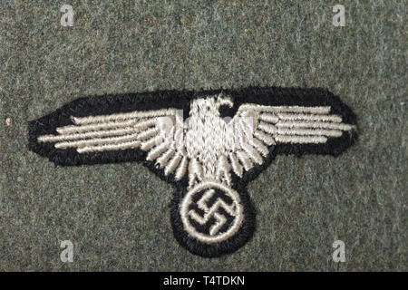 Une tunique du champ champ-gris uniforme spécial pour un membre de l'unité d'Assault Gun la 5e SS Panzer Division "Wiking", SS couper avec le bouton droit et de voler un morceau de retour faite de laine gris-champ avec boutons en résine synthétique. Doublure partielle en acier-gris soie artificielle avec depot- et la taille des timbres. Tissé BeVo Black collar patches, noir dans l'épaule avec un liseré rouge. Manchon brodé RZM aigle sur fond noir, en dessous la bande 'manchon Wiking' dans machine RZM-version brodé des hommes enrôlés. Très rare, à peine portés tunique. 20e siècle, 1930, Editorial-Use-seulement Banque D'Images