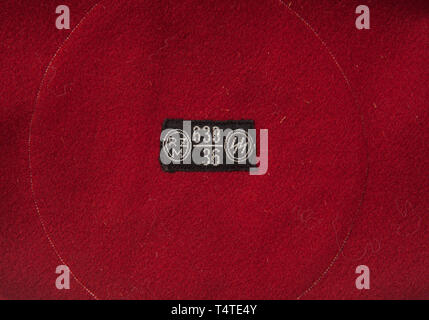 La COLLECTION JOHN PEPERA, un SS-Brassard, construction multi-pièces, de laine rouge, champ de base avec 8,5 cm de diamètre, central, nervuré verticalement, teinté blanc rayonne, champ circulaire avec un montage incliné, côtelés, ruban rayonne noir croix gammée. Les bords supérieur et inférieur de la bordée brassard avec 8 mm de large striée verticalement, rayonne noir bande. Complet avec brassard 'noir (double cercle) RZM 630/36 SS (double cercle)' tag chiffon, Editorial-Use-seulement. Banque D'Images