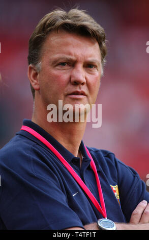 Amsterdam Arena Pays-Bas 2.8.2002, Football : Tournoi d'Amsterdam, le FC Barcelone (rouge/bleu) vs AC Parma (blanc) 4:2 ---- coach Louis Van Gaal (BCN) Banque D'Images