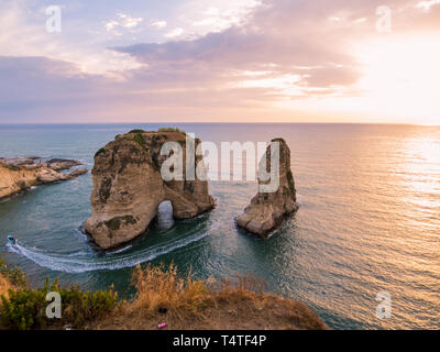 Coucher de soleil magique sur le Raouche, Pigeons' Rock. À Beyrouth, Liban Banque D'Images