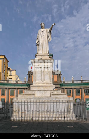 Naples, Italie - 25 juin 2014 : Dante Alighieri Monument et Convitto Nazionale Vittorio Emanuele en Naples, Italie. Banque D'Images