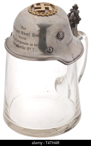 Adolf Hitler - une présentation de tankard Stoßtrupp Hitler le 20 avril 1924. 0,4-litre chope en verre avec couvercle en argent en forme de casque ayant l'application d'une feuille de chêne doré, couronne, avec croix gammée centrale et le dévouement gravé 'Der 'toßtrupp Mitgefangenem Hitlerï in Ihrem Adolf dans Strafzelle der n° 7' (Stoßtrupp Adolf Hitler à leur autre détenu en cellule de prison n° 7) et "Landsberg a. L. am 20. Avril 1924' (Landsberg sur le Lech, 20 avril 1924). L'envers porte une makerïs mark 'cu', 'D.R.G.M.". À l'exception d'une petite puce à la lèvre, un presque intactes et significa, Editorial-Use-seulement Banque D'Images