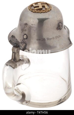 Adolf Hitler - une présentation de tankard Stoßtrupp Hitler le 20 avril 1924. 0,4-litre chope en verre avec couvercle en argent en forme de casque ayant l'application d'une feuille de chêne doré, couronne, avec croix gammée centrale et le dévouement gravé 'Der 'toßtrupp Mitgefangenem Hitlerï in Ihrem Adolf dans Strafzelle der n° 7' (Stoßtrupp Adolf Hitler à leur autre détenu en cellule de prison n° 7) et "Landsberg a. L. am 20. Avril 1924' (Landsberg sur le Lech, 20 avril 1924). L'envers porte une makerïs mark 'cu', 'D.R.G.M.". À l'exception d'une petite puce à la lèvre, un presque intactes et significa, Editorial-Use-seulement Banque D'Images