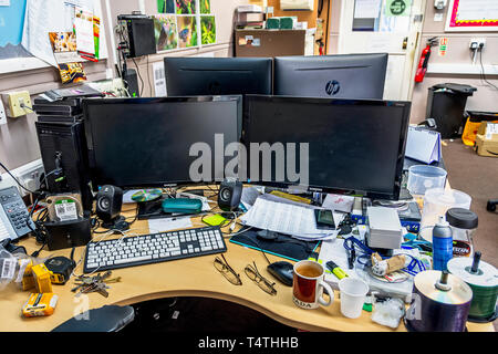 Bureau malpropre dans un milieu de travail de bureau. Banque D'Images