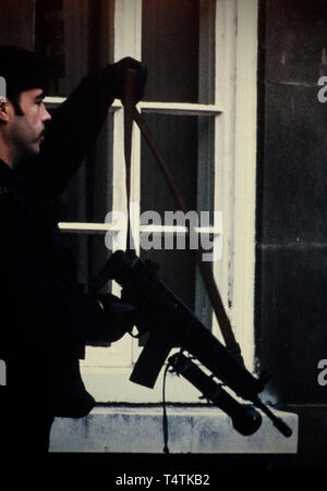 La police britannique armés de fusils. 1986 photographies à partir d'une série photographiée en 1986 montrant l'armement de la police britannique, traditionnellement à l'époque pas armés.spécial police guard Lambeth Magistrates Court à Londres au cours d'un procès de l'IRA. Vu l'utilisation des armes Heckler et Koch publié en1986 Banque D'Images