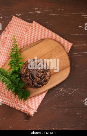 Muffin au chocolat maison Dellicious sur table. Prêt à manger. Banque D'Images