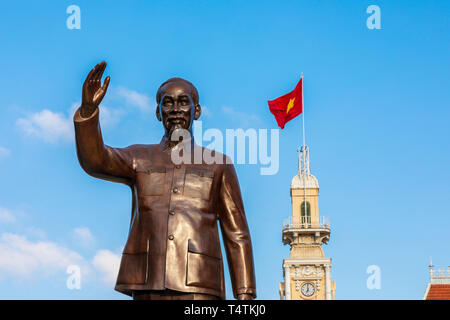 Statue de Ho Chi Minh à l'extrémité nord de Nguyen Hue Boulevard, à l'extérieur de l'Hôtel de Ville (mairie) de conception française d'un bâtiment néo-baroque maintenant Banque D'Images