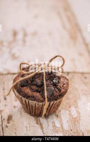 Muffin au chocolat maison Dellicious sur table. Prêt à manger. Banque D'Images