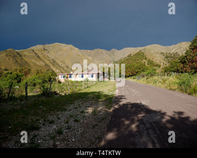 Villa de Merlo, San Luis, Argentine - 2019 : Le point de vue le long d'une route près du centre-ville. Banque D'Images