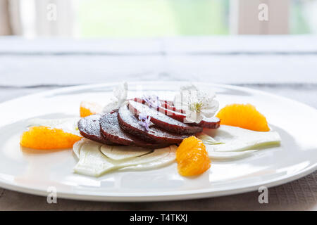 Un printemps rafraîchissante Salade de betterave et fenouil à l'orange Banque D'Images