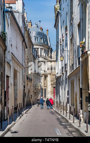 Vue typique de la rue parisienne à Paris, France Banque D'Images