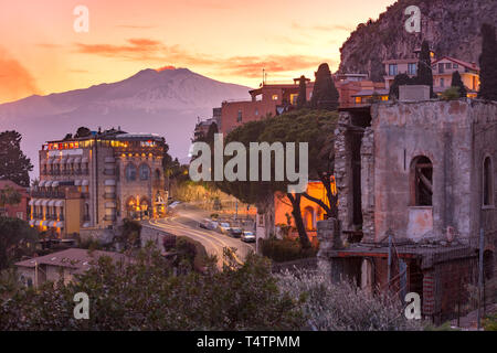 Volcan Etna au coucher du soleil, vue de Taormina, Sicile Banque D'Images