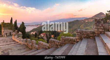 Vue panoramique de fumeurs Mont Etna au lever du soleil, vue de Taormina, Sicile Banque D'Images