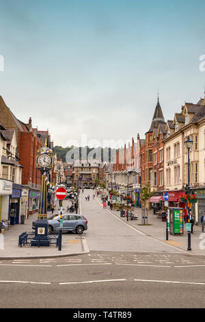 Station Road avec tour de l'horloge à Colwyn Bay North Wales UK Banque D'Images