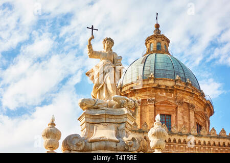 Santa Rosalia statue devant la cathédrale de Palerme, Sicile, Italie Banque D'Images