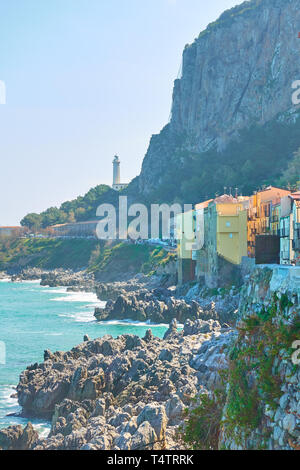 Côte Rocheuse à Cefalu et phare, Sicile, Italie Banque D'Images