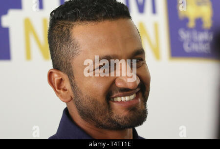 Colombo, Sri Lanka. 18 avr, 2019. Sri Lanka, nouvellement nommé, pour l'ICC Cricket World Cup, Dimuth Krunaratne parle lors d'une conférence de presse à Colombo, Sri Lanka, jeudi, 18 avril, 2019. Le Sri Lanka le 18 avril établi faisant l'étoile y compris l'ancien capitaine Dinesh Chandimal de leur équipe d'une journée dans une masse en liquidation pour la Coupe du monde. Credit : Pradeep Dambarage/Pacific Press/Alamy Live News