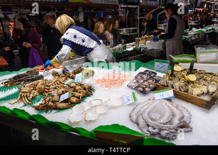 Blocage de fruits de mer dans le Mercat de Sant Josep de la Boqueria, un marché typiquement espagnol à Barcelone, Espagne Banque D'Images