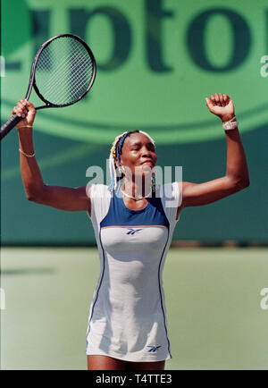 Venus Williams célèbre remportant le championnat de tennis Lipton 1998 contre Anna Kournikova à Key Biscayne en Floride Banque D'Images