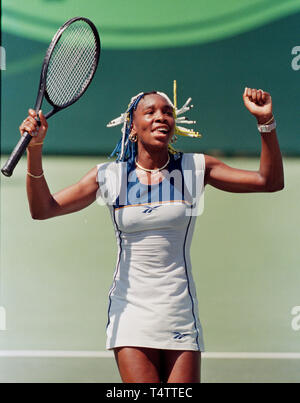 Venus Williams célèbre remportant le championnat de tennis Lipton 1998 contre Anna Kournikova à Key Biscayne en Floride Banque D'Images