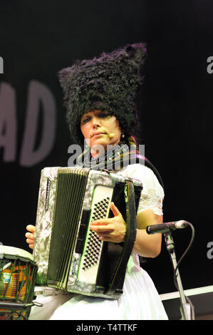 Iryna Kovalenko en spectacle avec groupe ukrainien, Dakha Brakha au Festival Womad, Charlton Park, Royaume-Uni, le 27 juillet 2014. Banque D'Images