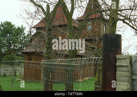 Église en bois amenés de Roumanie le pays de Vlad Empaleur Dracula et Etienne le Grand, situé dans une forêt où il semble être plein de mystère Banque D'Images