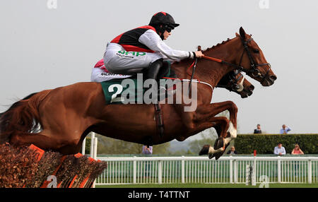 Havingagoodtime monté par Rachel Blackmore en action pendant la cavaliers Junior Pouliches' Handicap Course de Haies juvénile pendant deux jours de la réunion d'avril à l'Hippodrome de Cheltenham. Banque D'Images