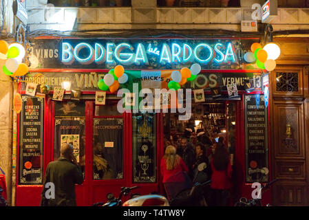 Bodega de la Ardosa vieux bar à tapas dans Malasaña, Madrid, Espagne la nuit sur St Patrick's Day Banque D'Images