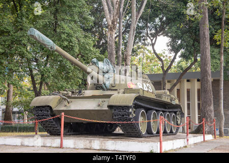 Réplique du réservoir nord-vietnamiens qui s'est écrasé portes de la réunification, ou l'indépendance, le palais dans Ho Chi Minh Ville, ou Saigon, Vietnam. Banque D'Images