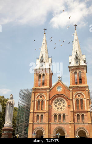 Extérieur de la Cathédrale Notre Dame d'échafaudages et statue à Ho Chi Minh Ville, ou Saigon, Vietnam. Banque D'Images