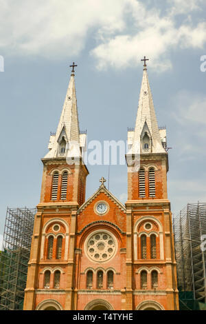 Les échafaudages à l'extérieur de la Cathédrale Notre Dame à Ho Chi Minh Ville ou Saigon au Vietnam. Banque D'Images