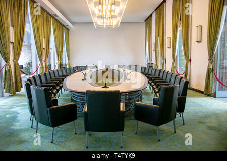 Table de conférence dans la salle de conférence du Cabinet du ministre de la réunification, ou l'indépendance, le palais dans Ho Chi Minh Ville, ou Saigon, Vietnam. Banque D'Images