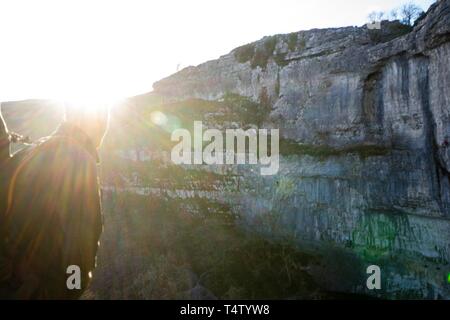 Paysage de grimpeurs sur Malham Cove au coucher du soleil Banque D'Images