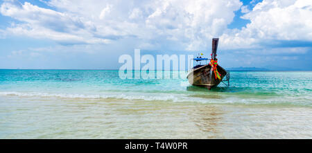Thaï traditionnel bateau à longue queue sur une plage de sable de bambou, entouré par la mer d'Andaman, Bamboo Island, Thaïlande Banque D'Images