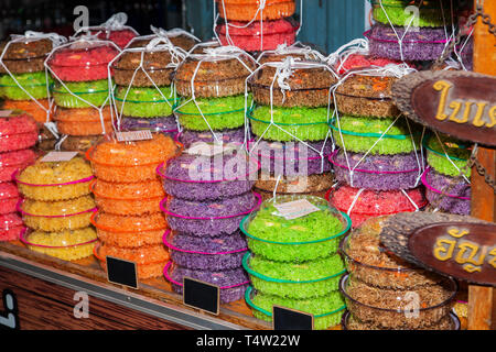 Nouilles de riz coloré sur un marché thaïlandais Banque D'Images